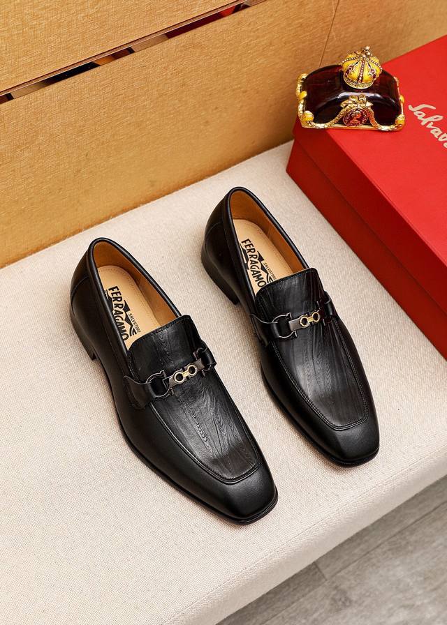 商品商标：Ferragamo 菲拉格慕 休闲皮鞋正码码数: 38-44 45.46订制 商品材料：精选 进口小牛皮压花鞋面+经典五金扣，进口水染牛皮内里。强烈立
