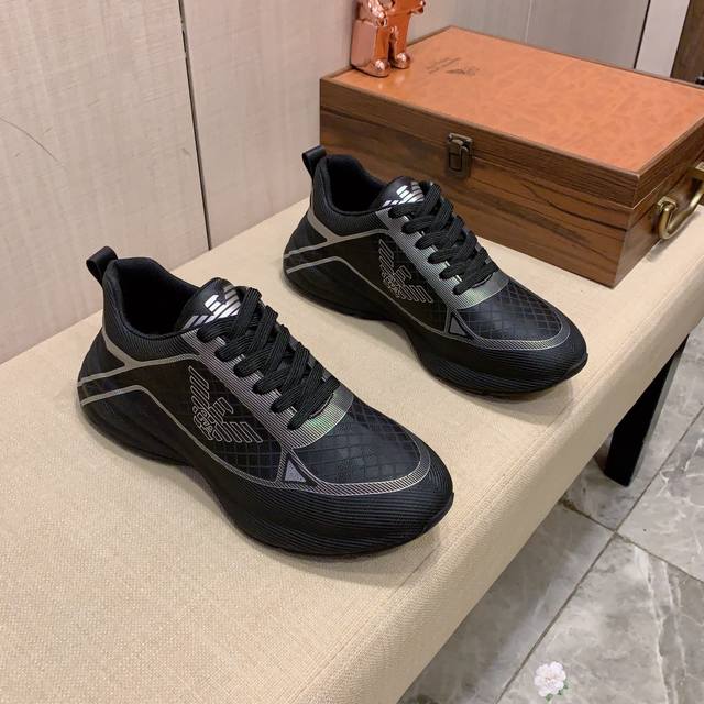 新款: 厂价: 阿玛尼ARMANI* 最新爆款休闲鞋，顶端品牌奢侈～代购，顶级～质量。鞋面選用进口透气牛皮搭配材质透气羊皮垫脚 精细做工。原版个性时尚柔软橡膠耐