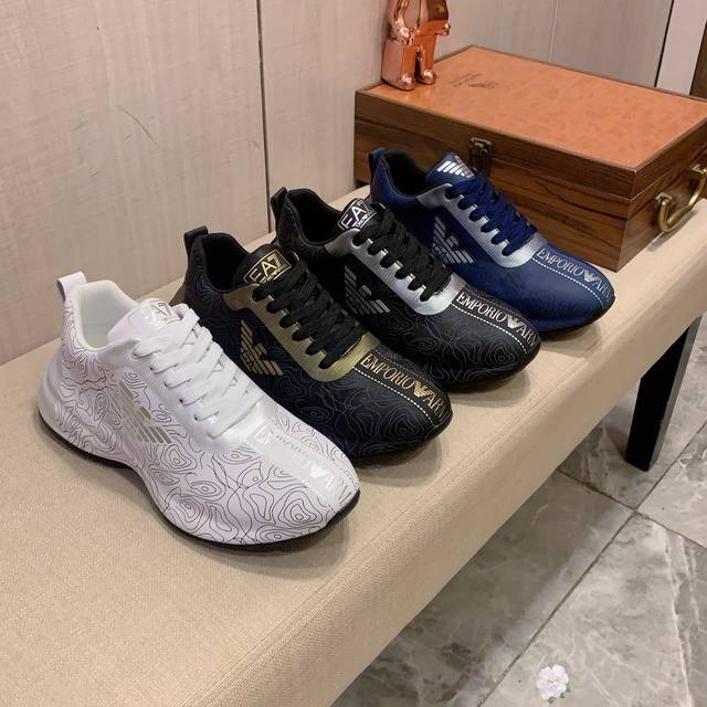 新款: 厂价: 阿玛尼ARMANI* 最新爆款休闲鞋，顶端品牌奢侈～代购，顶级～质量。鞋面選用进口透气牛皮搭配材质透气羊皮垫脚 精细做工。原版个性时尚柔软橡膠耐