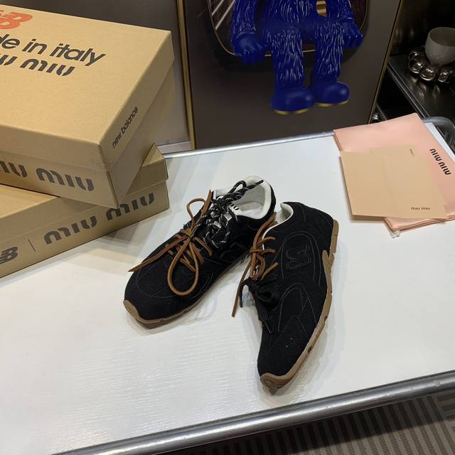 miumiu 缪缪G027Miu Miu x New Balance联名款运动鞋2024早春发售前先近赏同样是在十月的巴黎时装周，又被眼尖的粉丝们看见了Miu