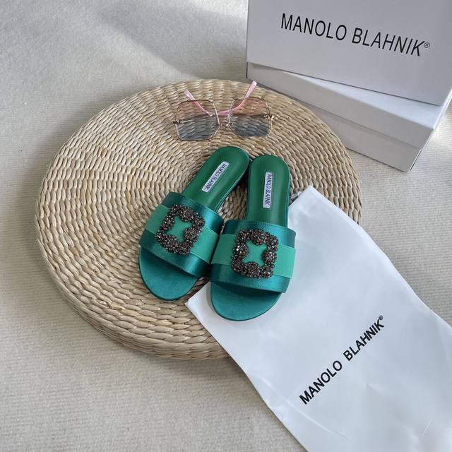 出厂价: Manolo Blahnik 2025顶级专柜官网同步 最高限定 MB水钻平底拖鞋明星同款 网红博主推荐 原版开模 代购版本 定制绸缎 格力特面料 垫