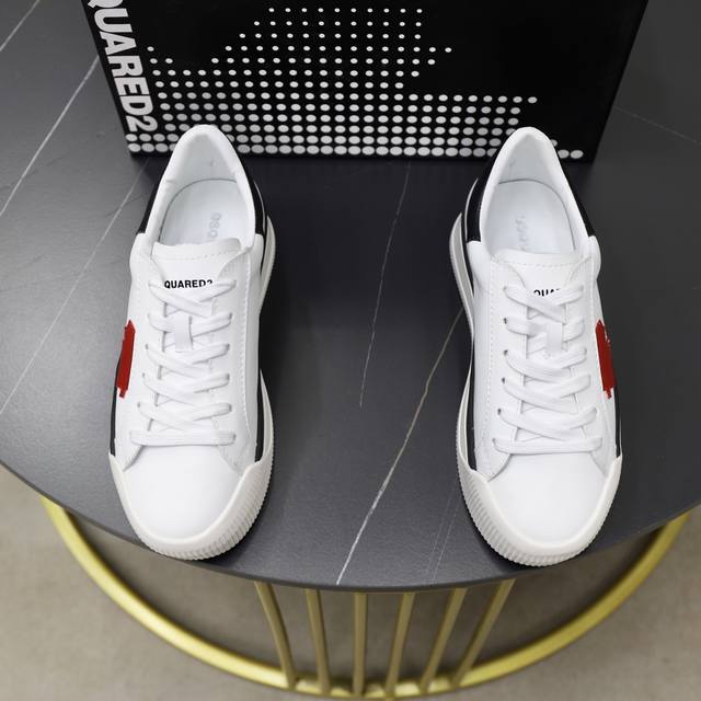 出厂价： Dsquared2男士logo印花及踝运动鞋D二次方 官网最新版， 大气十分亮眼 男士休闲鞋。原版1:1大底 独具时尚前卫气息 ，更显尊贵！是潮男的首