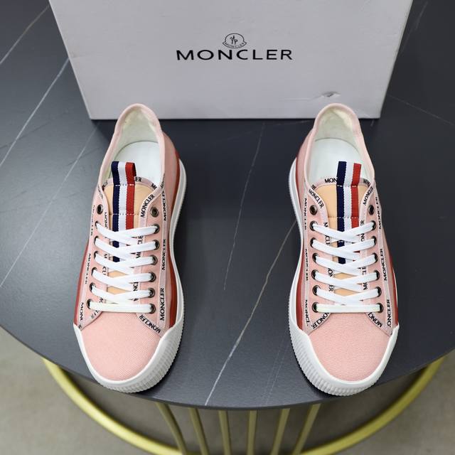 出厂价： MONCLER 盟可睐 蒙口 -鞋面：品牌布匹拼接皮料车-内里：舒适透气 情侣款 -大底：原版轻便耐磨大底-超高品控 做工精细：凸显 高端 贵气 档次