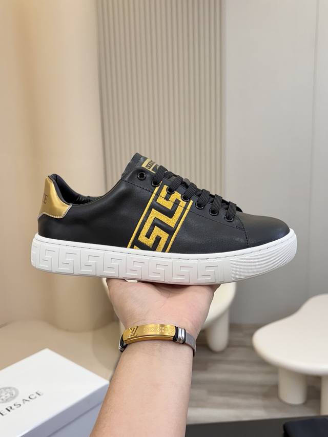 VERSACE 范思哲时尚男鞋奢华品质，设计师在每一期都专业打造出范思哲每一款休闲鞋靴风格不一。鞋面采用意大利进口牛皮拼接，舒适羊里上脚舒适。给你高调奢华的舒适