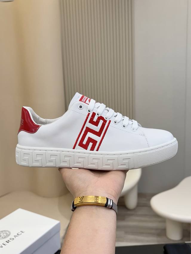 VERSACE 范思哲时尚男鞋奢华品质，设计师在每一期都专业打造出范思哲每一款休闲鞋靴风格不一。鞋面采用意大利进口牛皮拼接，舒适羊里上脚舒适。给你高调奢华的舒适