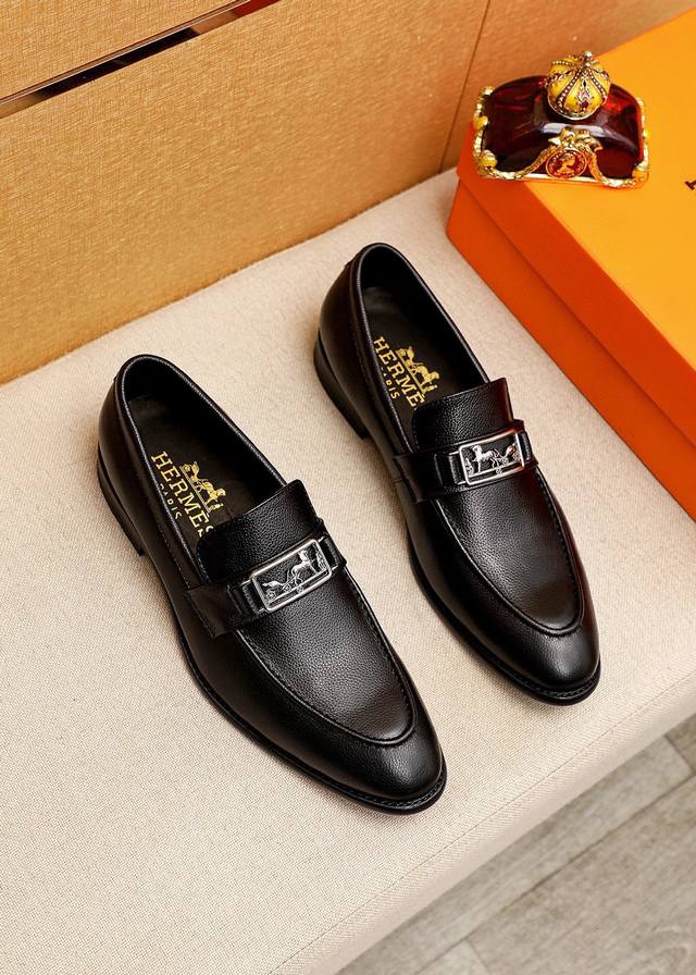 商品商标：HERMES 爱马仕 休闲皮鞋正码码数: 39-44 38.45.46订制 商品材料：精选 进口头层荔枝纹小牛皮鞋面+经典五金扣，进口水染牛皮内里。强