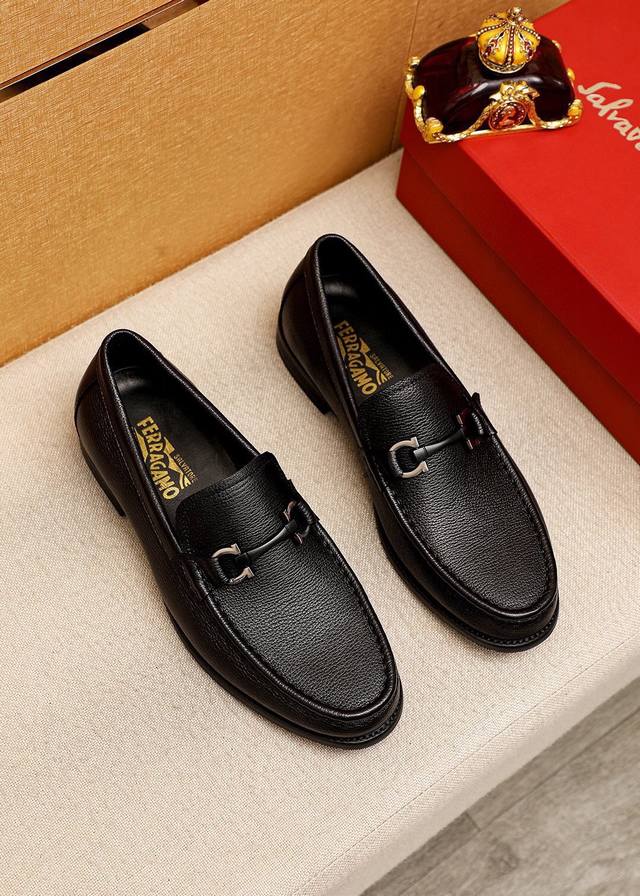 商品商标：Ferragamo 菲拉格慕 休闲皮鞋正码码数: 39-44 38.45.46订制 商品材料：精选 进口头层荔枝纹小牛皮鞋面+经典五金扣，进口水染牛皮