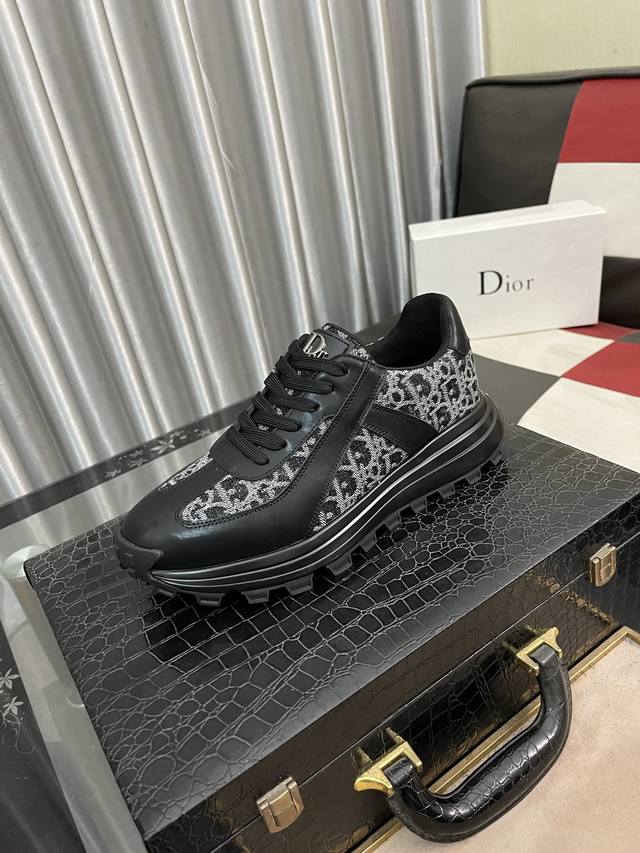 出厂价： Dior 迪奥 新款低帮高端精品，男士时尚休闲鞋，颇具特色，鞋面进口柔软牛皮+印花面料，一展设计格调，羊皮鞋垫，脚感柔软舒适，原版耐磨专用大底！Siz
