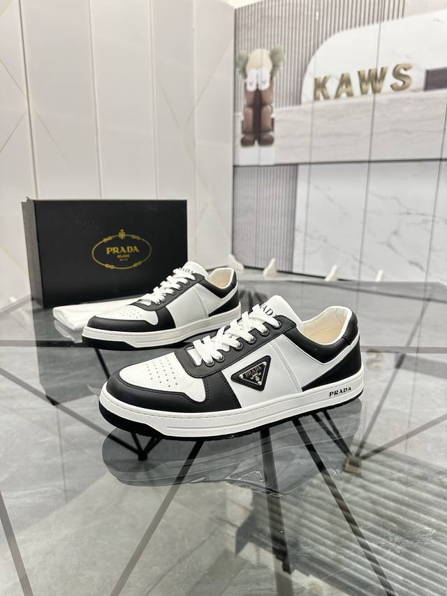 售 价: ￥ 商品商标： Prada * 普拉达* 低帮休闲鞋正码码数: 38-44 可订做45 商品材料：鞋面进口牛皮，羊皮内里，原版大底。编 号：020