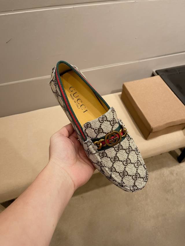 古驰 Gucci ，古驰1921年创立于佛罗伦萨，是全球奢侈品品牌之一，其独特的创意和革新风靡全球，古驰 永恒而经典，一直以来深受明星们的青睐，成为世界上流社会