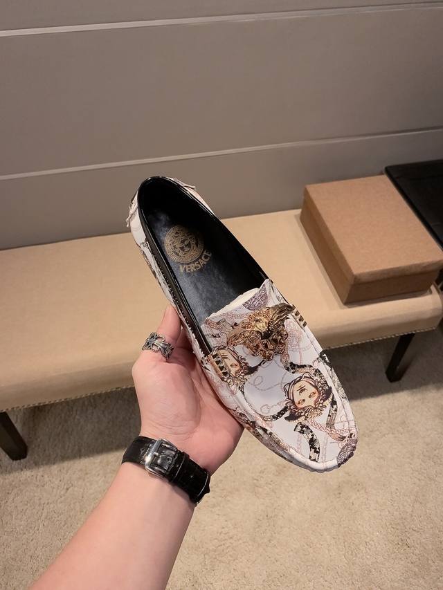 Versace 范思哲 米兰男时装周走秀款，鞋面进口牛皮+吸汗透气不掉色头层穿舒服羊皮内里，超滑质感，吸汗透气 ，鞋身LOGO美杜莎头像高级规则代表高级工艺标志