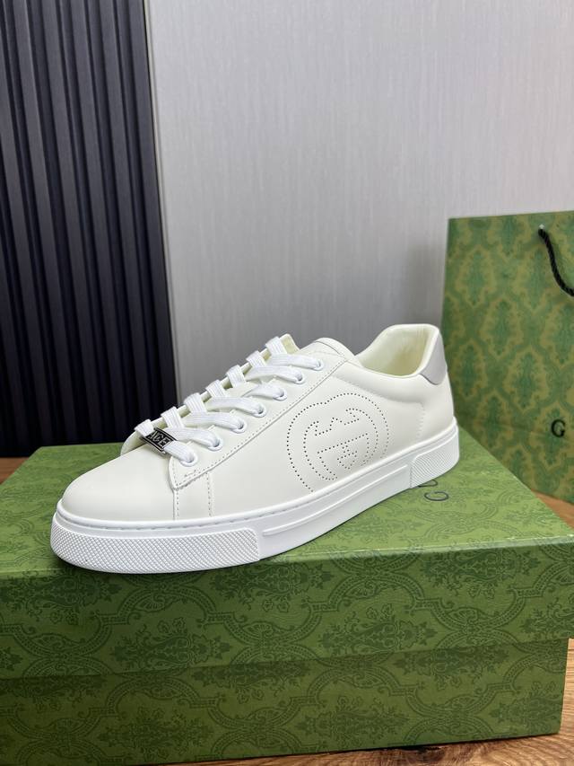 工厂价 ＧＵＣＣＩ古奇.经典爆款小白鞋常年热卖标准码：女码35-40男码38-44 女 男45可定做 等级：官网同款 原单品质 材料：原版皮 原版牛皮内里 原版