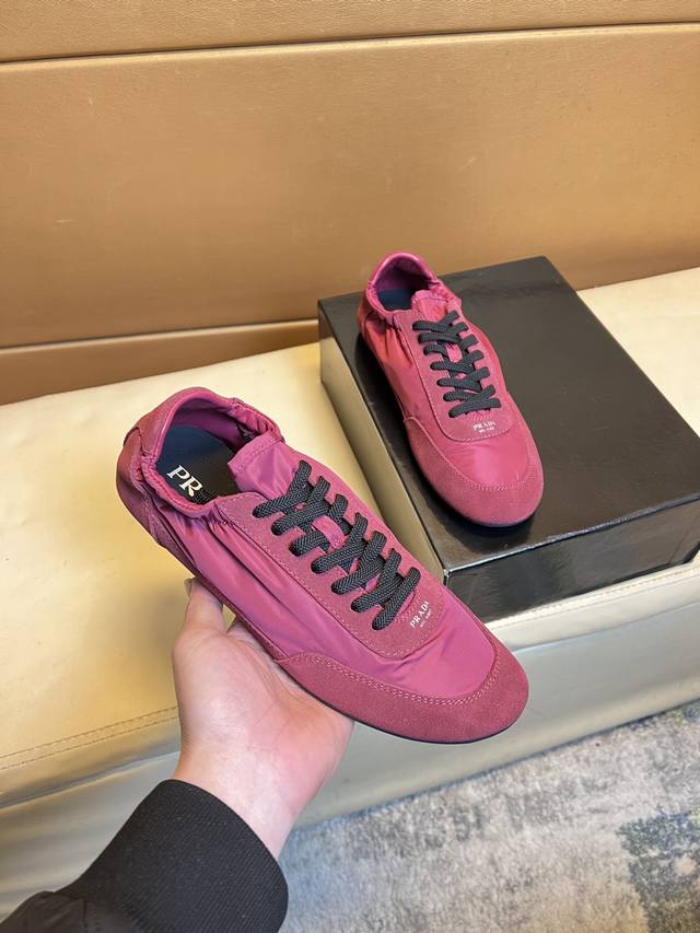 PRADA 经典原单版本 普拉达：顶级代购男士最新专柜同步发售，意大利进口优质原版：品牌丝绸小牛皮 鞋身高周波品牌logo 品牌高丝光帆布布匹 鞋舌丝印品牌lo
