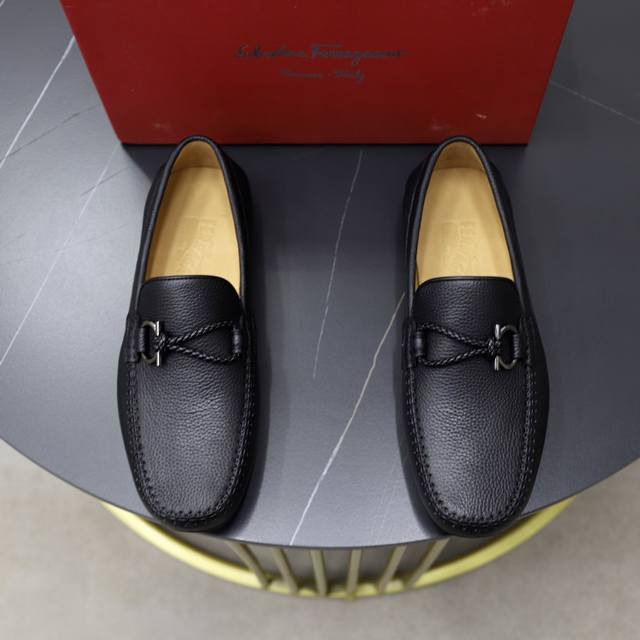 出厂价： 牛里品牌：菲拉格慕Ferragamo 标准码：男码38 44 45定制 等级：官网同款 材料：原版进口牛皮面牛皮里 原版耐磨轻便大底款式类别：男士休闲