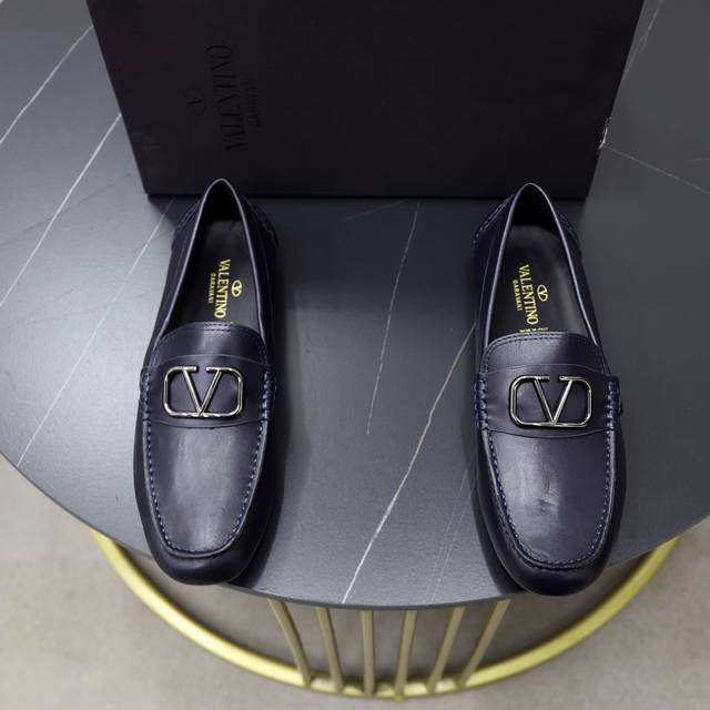 出厂价： VALENTINO 华伦天奴，选用进口牛皮搭配进口水染牛里，标志性五金与及标志性耐磨大底。38-45 45订做 VALENTINO包装所有订单尊享品牌