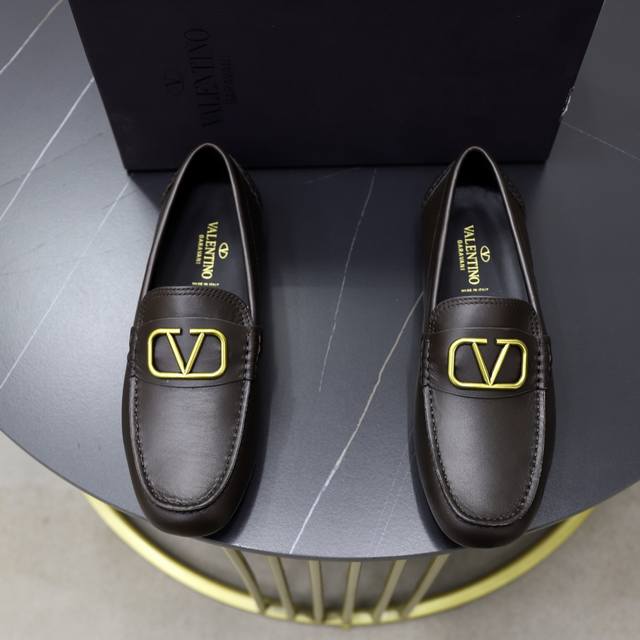 出厂价： VALENTINO 华伦天奴，选用进口牛皮搭配进口水染牛里，标志性五金与及标志性耐磨大底。38-45 45订做 VALENTINO包装所有订单尊享品牌