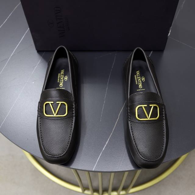 出厂价： VALENTINO 华伦天奴，选用进口牛皮搭配进口水染牛里，标志性五金与及标志性耐磨大底。38-45 45订做 VALENTINO包装所有订单尊享品牌