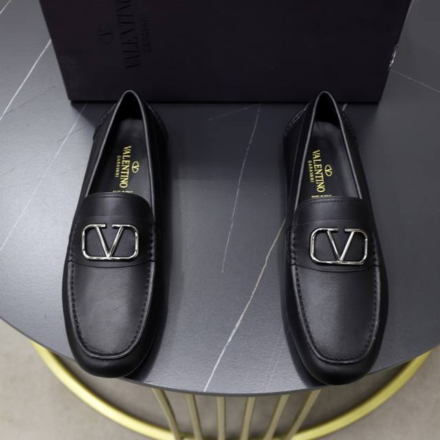 出厂价： VALENTINO 华伦天奴，选用进口牛皮搭配进口水染牛里，标志性五金与及标志性耐磨大底。38-45 45订做 VALENTINO包装所有订单尊享品牌