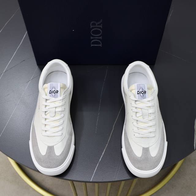 出厂价： 品牌：Dior 迪奥 标准码：男码38-44 45定制 等级：官网同款 材料：顶级原版牛皮拼接而成 原版耐磨轻便大底款式类别：男士潮流时尚休闲鞋 尊贵