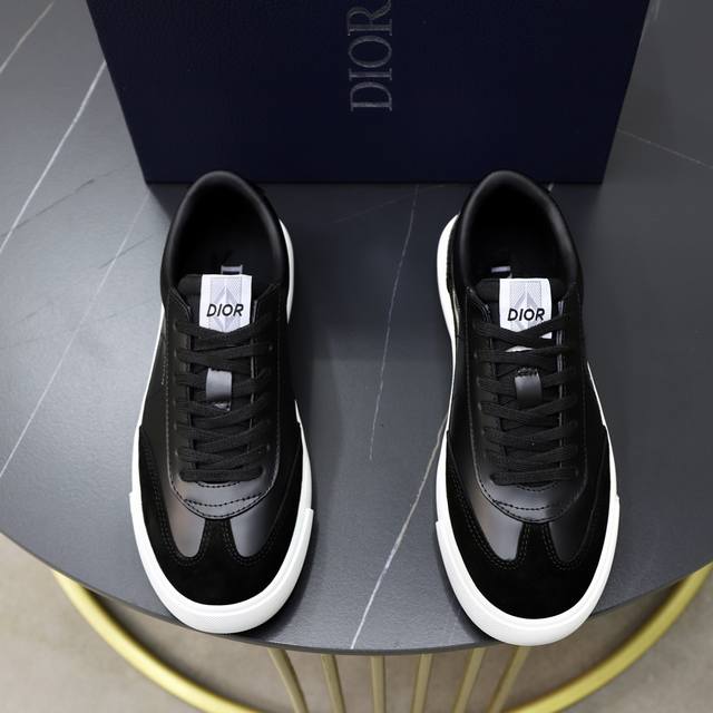 出厂价： 品牌：Dior 迪奥 标准码：男码38-44 45定制 等级：官网同款 材料：顶级原版牛皮拼接而成 原版耐磨轻便大底款式类别：男士潮流时尚休闲鞋 尊贵
