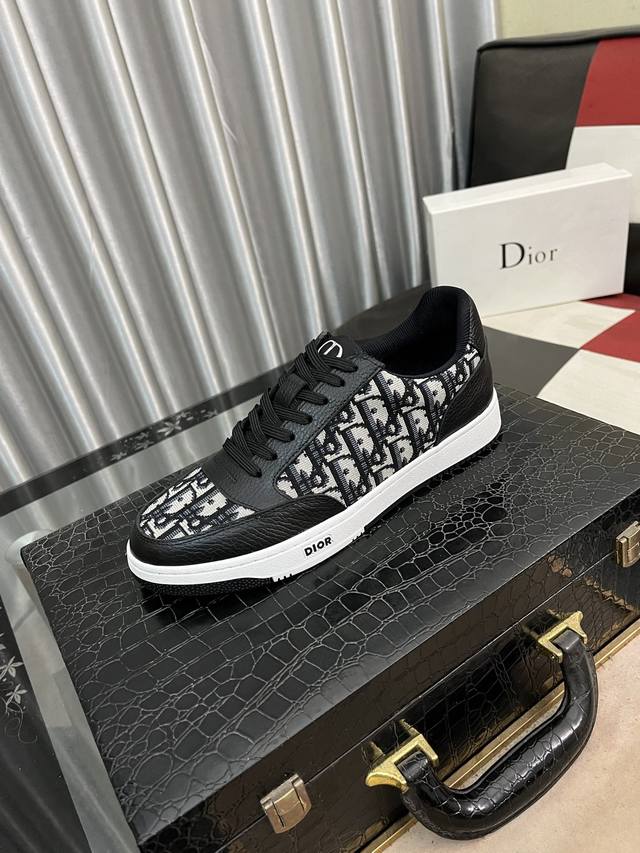 出厂价： 迪奥新款休闲运动鞋 时尚百搭， 版型简洁大气， 面料采用进口牛皮配原版布料，透气内里，原版耐磨橡胶大底，独家新款，实物拍摄，码数：38-443色可选