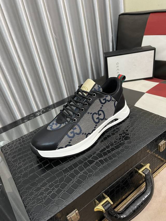 出厂价： GUCCI 古奇男鞋休闲鞋绝对火爆潮男的极致搭配单品！超质感魅力挡不住，主推款，花皮色彩亮丽！鞋面选用优质牛皮搭配品牌面料，猪皮内里垫脚， 耐磨橡胶底