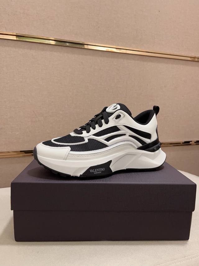 工厂价: VALENTl华伦天奴 顶尖工艺华伦天奴，时尚休闲运动款，多元素拼色！纯正高品质可1：1比较！面料：原版小牛皮 再生尼龙！内里：小羊皮附垫！质感、舒适