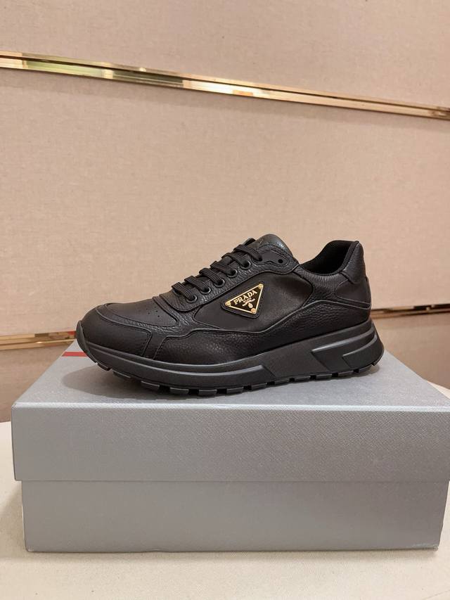 工厂价 高版本 高品质新款PRADA 普拉达 专柜同步上市， 新款男鞋、面料精选头层牛皮高超工艺制作而成。内里:全牛皮内里。高端气垫开模防滑橡胶大底，精美线条、