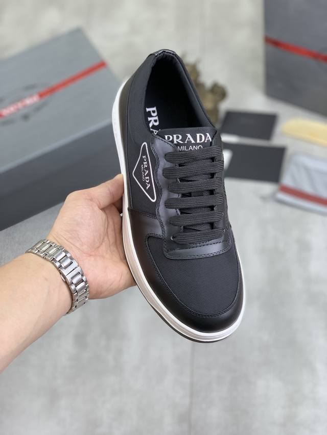 工厂价 实价 官网爆款上市， 潮牌 普拉达Prada 主推爆款，前卫百搭时尚男鞋私版开模，牛皮面拼接1：1复刻..时尚干脆、原版进口牛皮垫脚；大气个性更潮更抢眼