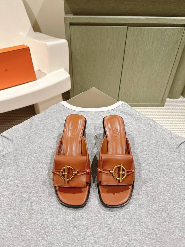 代购级 225 爱马仕新扣平底拖鞋 好穿百搭，夏日必备高端工具鞋 鞋面小牛皮&定制牛仔布面，内里垫脚小牛皮， 意大利进口牛皮底和牛皮沿条平底 粗跟5.5cm S
