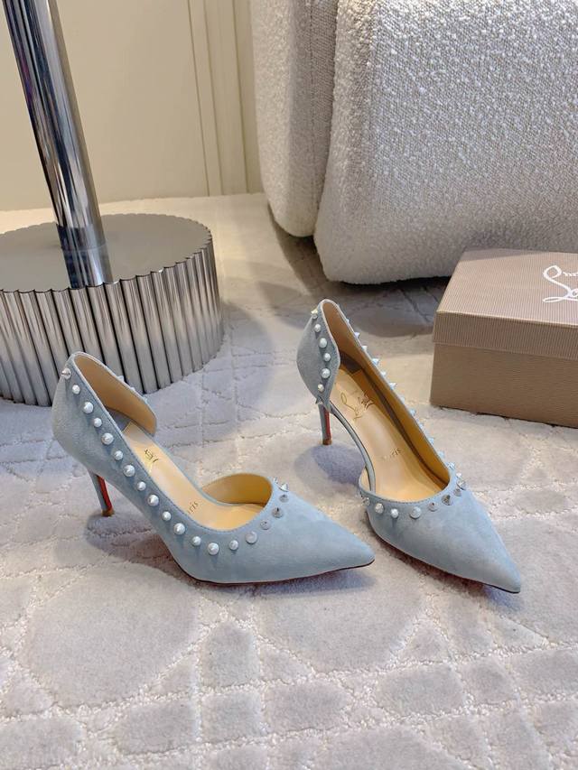 出厂价 Christian Loubouti* 经典侧空铆钉红底高跟鞋 流畅的曲线勾勒曼妙风情 尽显性感风姿 万年经典款 鞋面羊京 内里垫脚羊皮 原版进口AR1