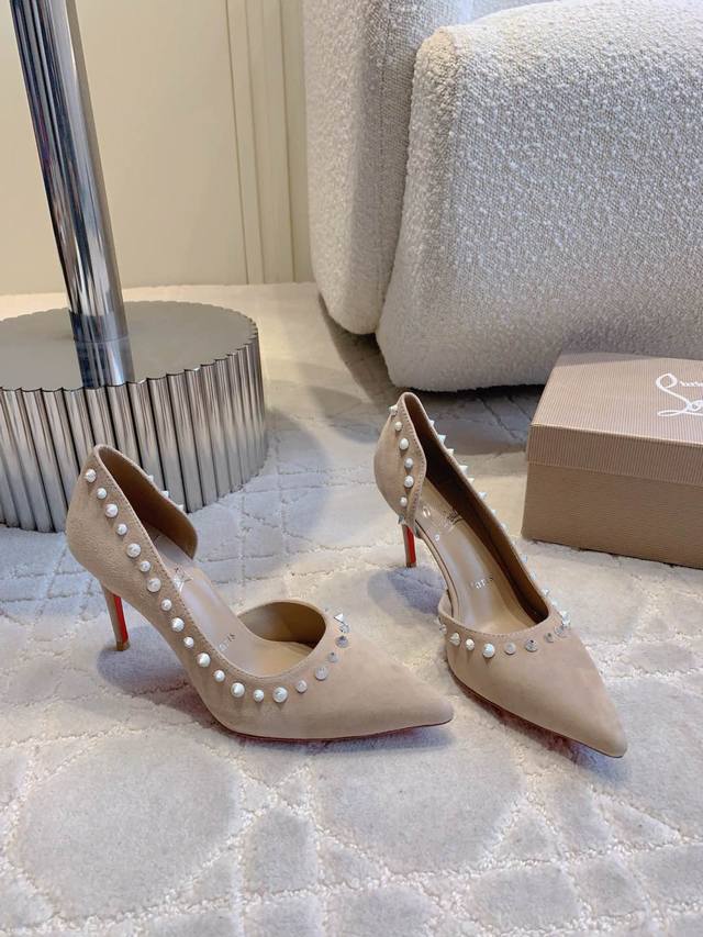 出厂价 Christian Loubouti* 经典侧空铆钉红底高跟鞋 流畅的曲线勾勒曼妙风情 尽显性感风姿 万年经典款 鞋面羊京 内里垫脚羊皮 原版进口AR1