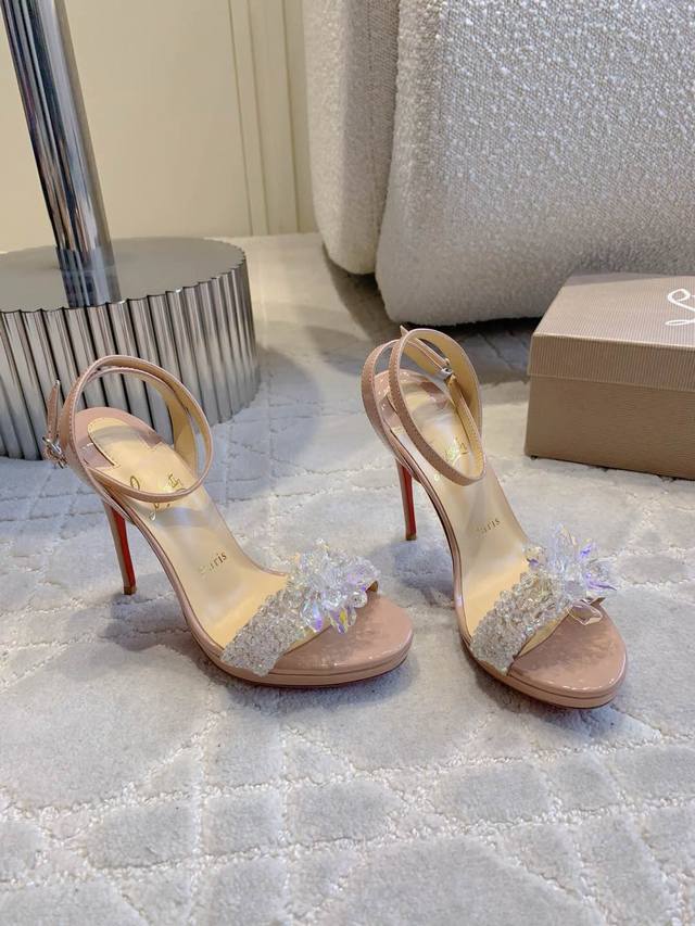 出厂价 Christian Loubouti* 新款水晶红底高跟凉鞋 超级重工 闪耀夺目 富贵迷人 交织出童话般的梦境 鞋面牛皮手工缝制水晶 内里垫脚羊皮 原版