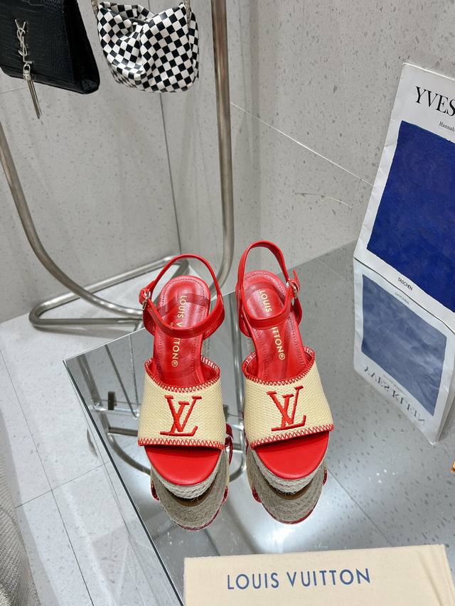 升级版本代购级别Starboard 系列最新款坡跟凉鞋优雅大方气质女神必入，麻绳编织坡跟源自传统帆布便鞋设计，牛皮革踝带可通过铭纹搭扣调节。做工看的到用心做好鞋