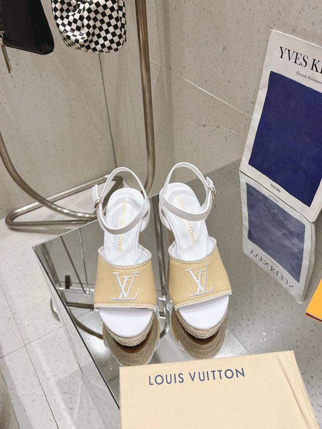 升级版本代购级别Starboard 系列最新款坡跟凉鞋优雅大方气质女神必入，麻绳编织坡跟源自传统帆布便鞋设计，牛皮革踝带可通过铭纹搭扣调节。做工看的到用心做好鞋