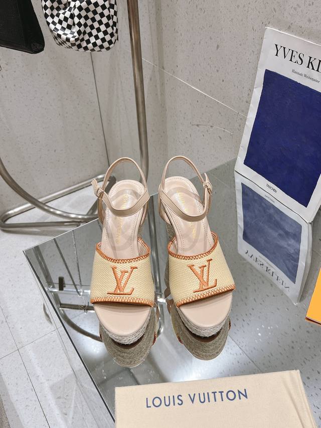 升级版本代购级别Starboard 系列最新款坡跟凉鞋优雅大方气质女神必入，麻绳编织坡跟源自传统帆布便鞋设计，牛皮革踝带可通过铭纹搭扣调节。做工看的到用心做好鞋