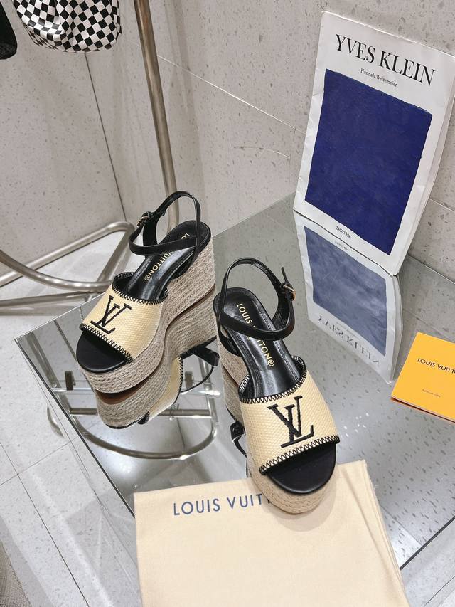 升级版本代购级别Starboard 系列最新款坡跟凉鞋优雅大方气质女神必入，麻绳编织坡跟源自传统帆布便鞋设计，牛皮革踝带可通过铭纹搭扣调节。做工看的到用心做好鞋