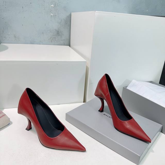 高品质出厂 ！顶级品质Balenciaga 巴黎世家25春夏新款尖头高跟鞋！将时髦发挥到极致巴黎家的鞋子绝对开了挂，每一双都想去入，因为真的每一对都自带时髦感