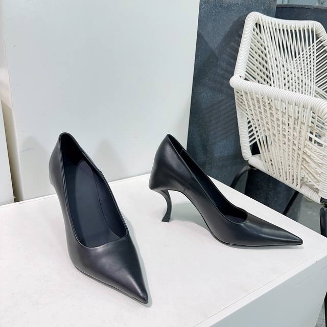 高品质出厂 ！顶级品质Balenciaga 巴黎世家25春夏新款尖头高跟鞋！将时髦发挥到极致巴黎家的鞋子绝对开了挂，每一双都想去入，因为真的每一对都自带时髦感