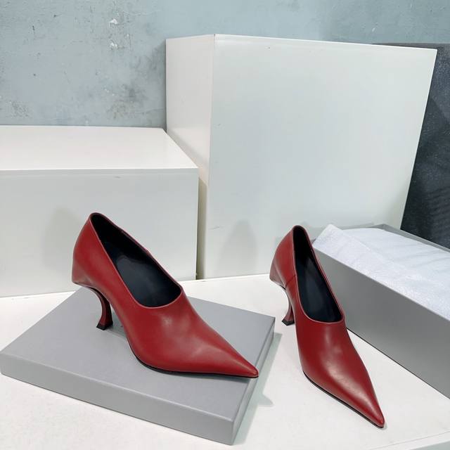 高品质出厂 ！顶级品质Balenciaga 巴黎世家25春夏新款尖头高跟鞋！将时髦发挥到极致巴黎家的鞋子绝对开了挂，每一双都想去入，因为真的每一对都自带时髦感
