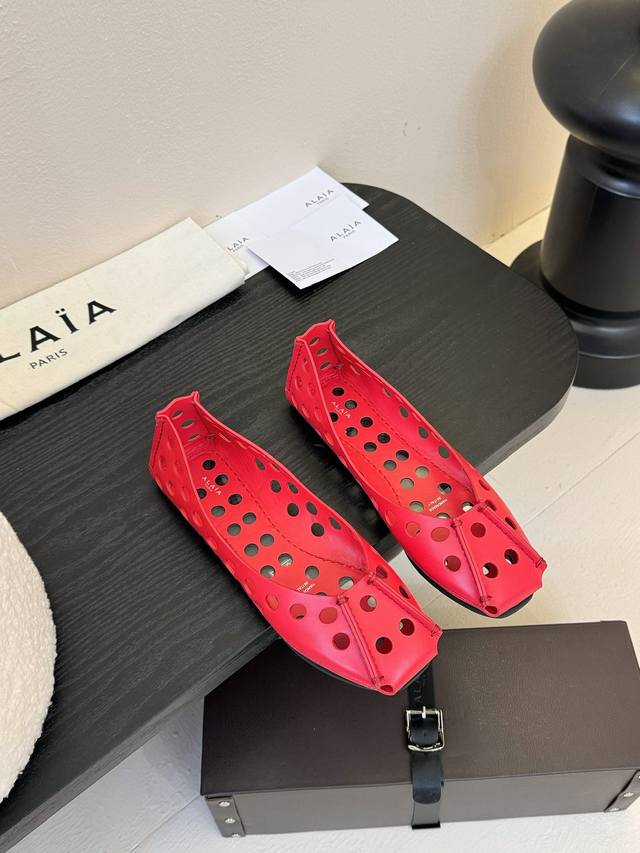 Alaina 阿莱亚25ss早春新品 方头 镂空 平底凉鞋这一季的鞋履全新视觉体验 俏皮搭配 显得酷酷的真是绝美 鞋柜必备的时尚单品。面料采用进口小牛皮 内里垫