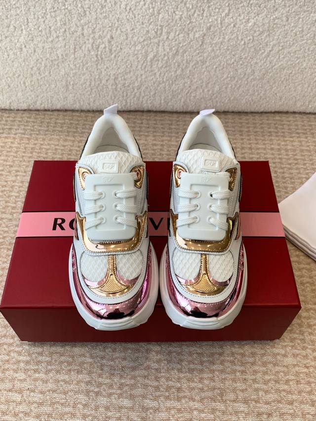 Roger Vivier 25ss 春夏 RV厚底运动鞋休闲鞋以皮革拼镜面织物和网眼面料制成前面点缀迷你闪钻饰扣和珐琅花朵舒适又不失活泼，尽显松弛感材质：牛皮革