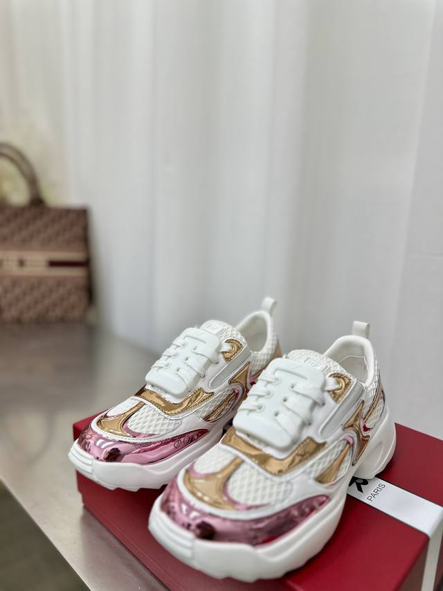 Roger Vivier 25ss新款 Viv Motor皮革拼织物休闲鞋本款休闲鞋以皮革拼镜面织物和网眼面料制成前面点缀迷你闪钻饰扣和珐琅花朵舒适又不失活泼，