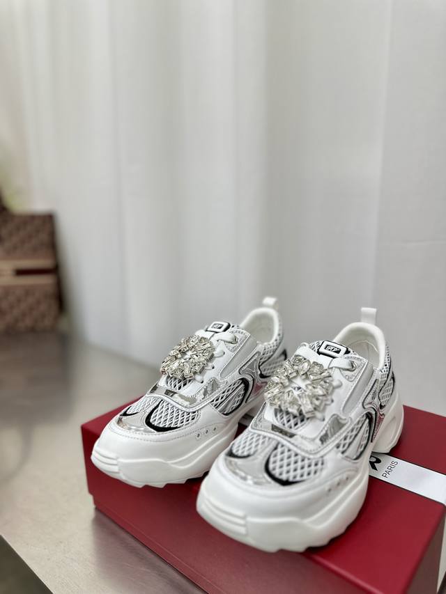 Roger Vivier 25ss新款 Viv Motor皮革拼织物休闲鞋本款休闲鞋以皮革拼镜面织物和网眼面料制成前面点缀迷你闪钻饰扣和珐琅花朵舒适又不失活泼，