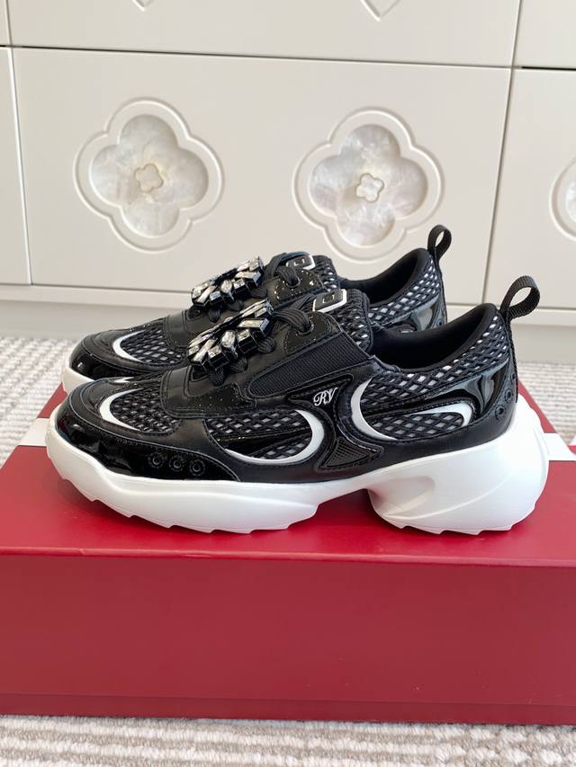 Roger vivier RV 25ss春夏新款Motor run 钻扣运动鞋顶级品质材质与工艺：原版牛皮革 漆皮拼织物 鞋面可拆卸闪钻饰扣 侧边弹力扣带 羊皮