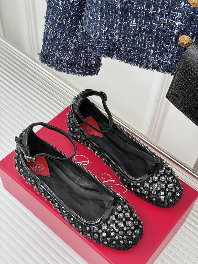 厂价 Roger Vivier RV经典水钻玛丽珍鞋精致到骨子里的玛丽珍不显成熟而是带有那种清纯感上脚舒适 且超好看哦！面料采用原版定制材质内里垫脚均为混种羊皮