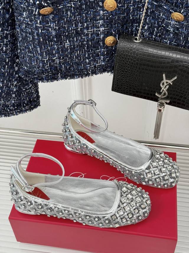 厂价 Roger Vivier RV经典水钻玛丽珍鞋精致到骨子里的玛丽珍不显成熟而是带有那种清纯感上脚舒适 且超好看哦！面料采用原版定制材质内里垫脚均为混种羊皮