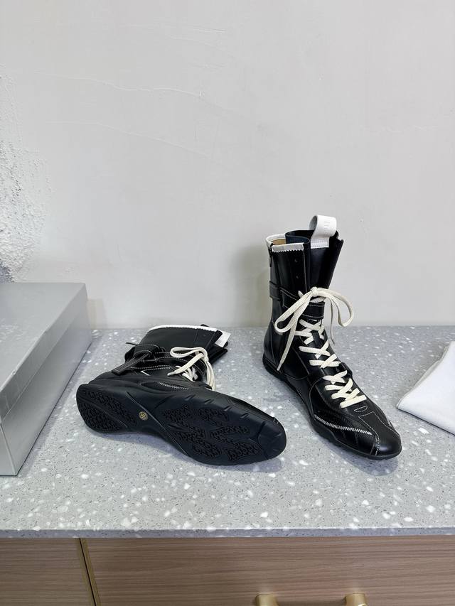 QUAI 小众潮牌 25ss春夏新款 走秀款德训 拳击靴 休闲靴设计理念源于拳击靴和芭蕾舞鞋两者的结合，动感而柔美～体现了纯正的运动元素和混合的魅力从柔和的粉彩