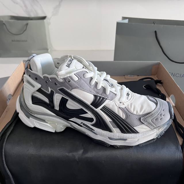 顶级版本： Balenciaga 巴黎7.5 巴黎世家 最新配色潮流复古休闲鞋 通过溢胶、做旧、缝线等细节，展示了设计师 Demna 的运动鞋风格，用一双 旧鞋