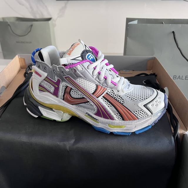 顶级版本： Balenciaga 巴黎7.5 巴黎世家 最新配色潮流复古休闲鞋 通过溢胶、做旧、缝线等细节，展示了设计师 Demna 的运动鞋风格，用一双 旧鞋